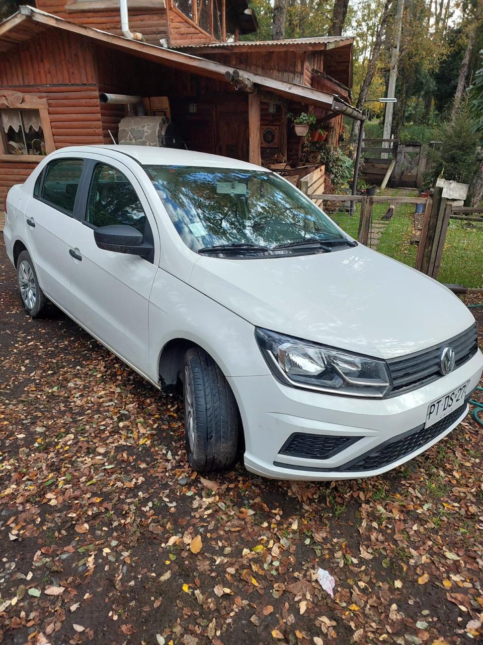 Sed&aacute;n blanco disponible en Sierra Nevada Rent a Car