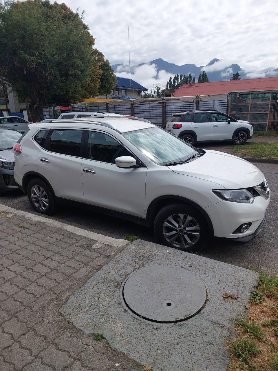 SUV blanca disponible en Sierra Nevada Rent a Car